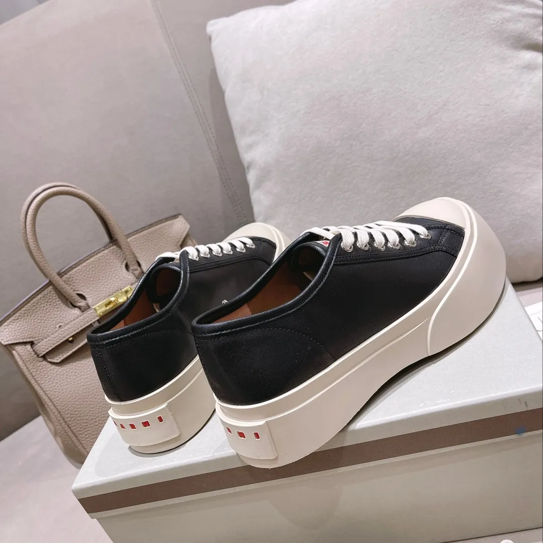 👟👟Ex-factory price 480👟👟Higher version of Marni Mani, popular online celebrity, Taobao, popular single model in physical stores! The lines of this shoe are very smooth. The round toe is a bit exaggerated, but you will know when you try it on. This thick and round shoe actually makes your legs very slim and long. The original version is reproduced in a one-to-one ratio, and the material is also one-to-one. It feels good on your feet! Fabric: Imported wool twill (grained calfskin) Lining: Imported sheepskin lining Size: 35 to 40 Outsole: T 👟👟 Factory price U Color: White cloth, black cloth, black leather, white leather, gray leather